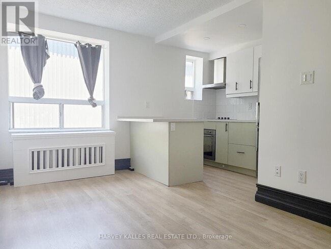 Building Photo - 204-204 Kingston Rd