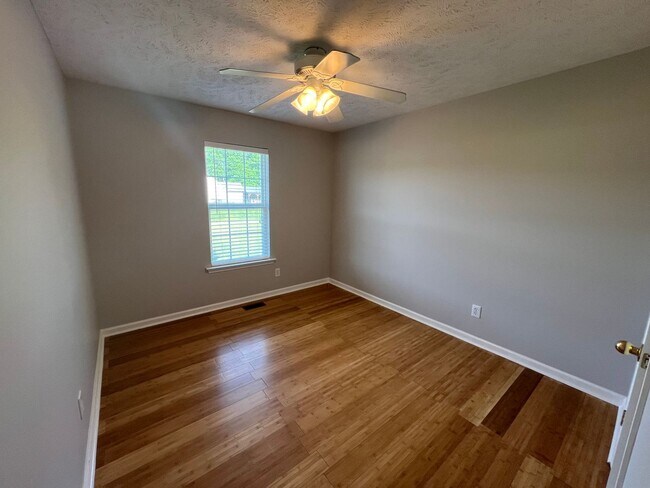 Foto del edificio - 3 BR 2 Bath home with 2 Car Garage and Hug...