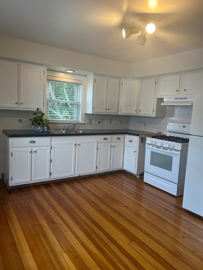 Building Photo - 23 Roundy St