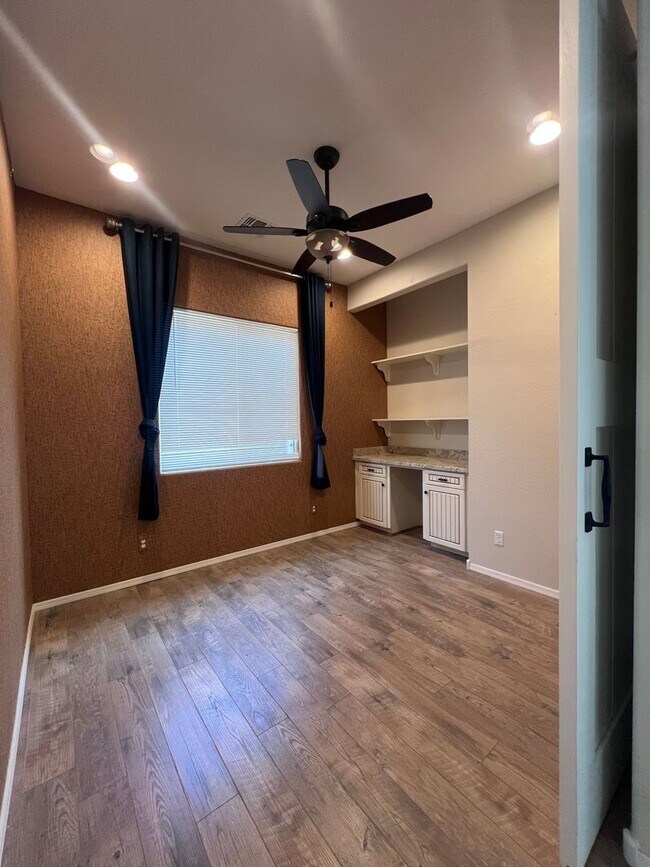 Foto del edificio - 2 Bedroom, 2 Bath with a Den/Office backs up to view of Hills.
