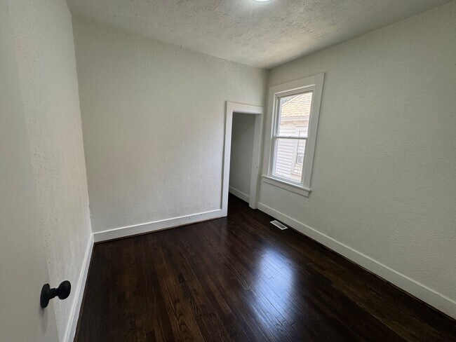 Foto del edificio - Newly updated 3 bedroom 1 bath with hardwo...
