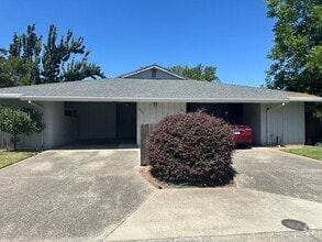 Building Photo - 1653 Safari Ct
