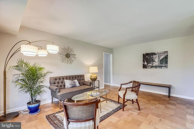 Building Photo - Private and Spacious Condo in Bethesda!