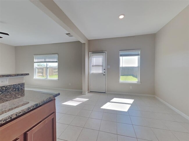 Building Photo - 108 Comanche Plns Rd