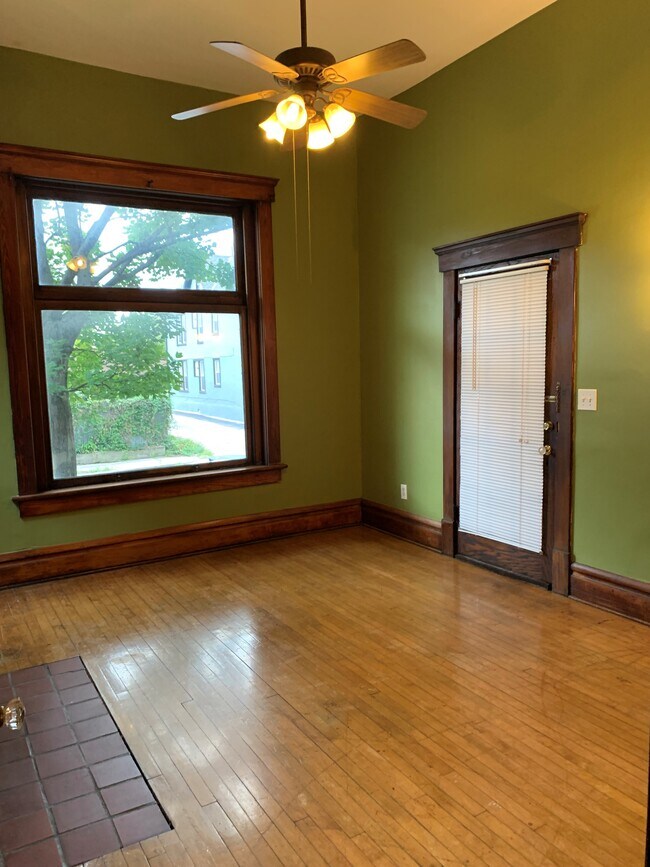 Building Photo - 827 Oak St
