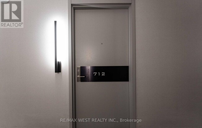 Building Photo - 33 Helendale Ave