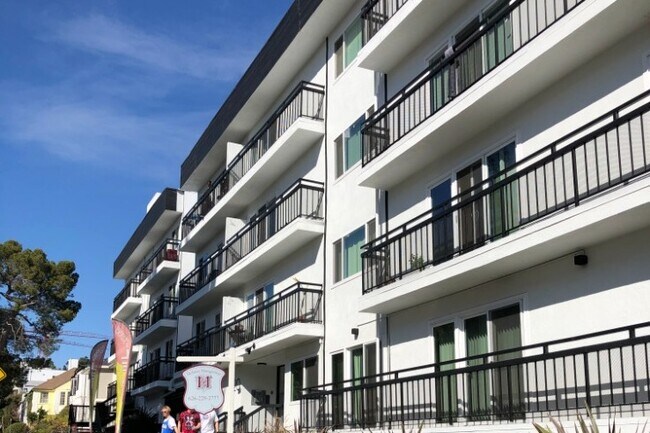 Foto del edificio - 520 Kelton Ave