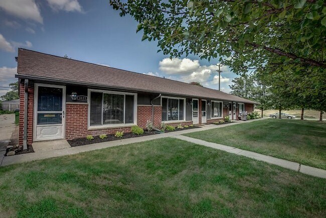 Building Photo - COMPLETELY UPDATED UNIT IN ROYAL OAK