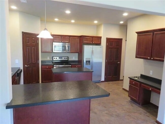 Building Photo - 3 Bedroom Townhome!