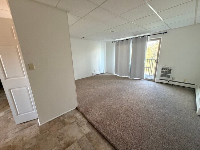 Building Photo - 1011 River Dr