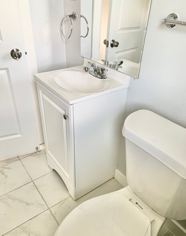 Inodoro y lavabo nuevos - 2620 Tuam St
