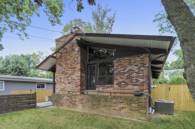 Building Photo - 3/3 Beautiful Contemporary Home in Greenwich Forest
