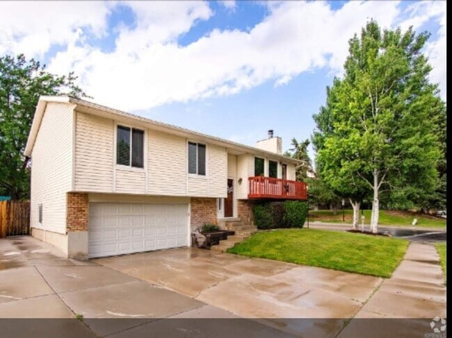 Building Photo - 9798 S Yorkshire Dr
