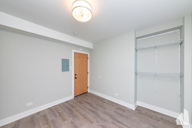 Foto del edificio - 505 W Belmont Ave