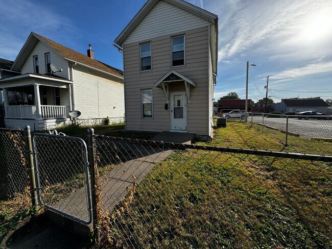 Foto del edificio - 2 bedroom house with garage!
