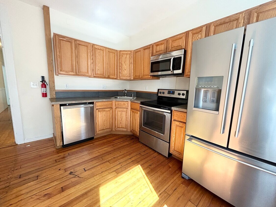 Foto principal - Huge 4-Bed on Folsom Ave — Prime Mission Hill Location with 1.5 Baths + Parking Available