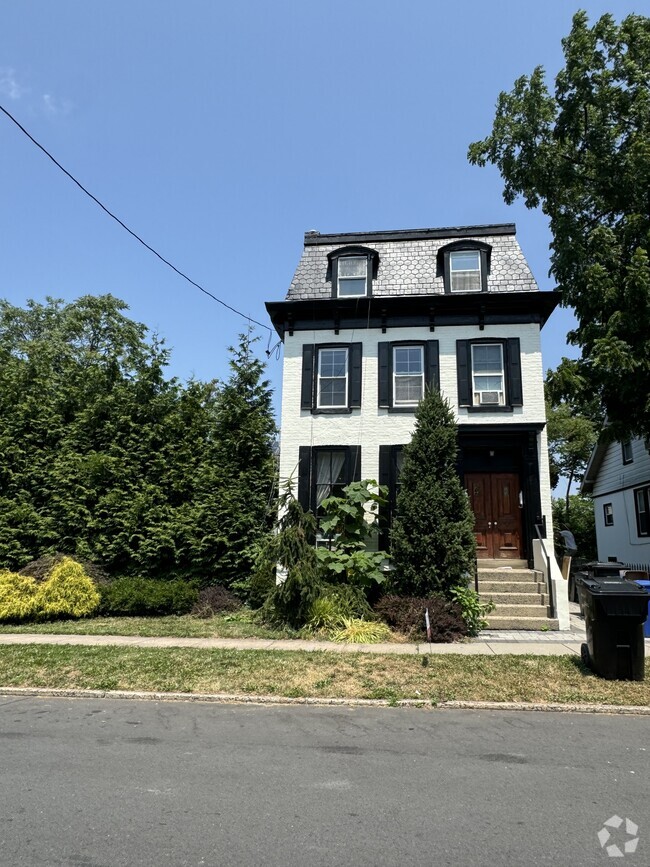 Building Photo - 215 Magnolia St