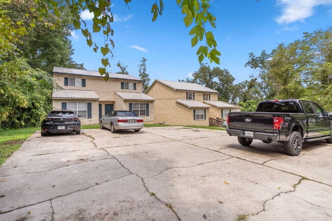 Photo - 1 bedroom and 1 bathroom in a 3x3 duplex STEPS AWAY FROM CAMPUS Apartment