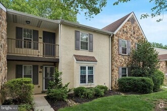 Building Photo - 250 Valley Stream Ln