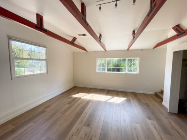 Foto del edificio - GORGEOUS NEW REMODEL! MARINWOOD 3BR Home,2...