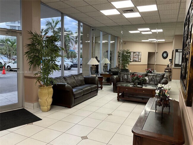 Building Photo - 1817 S Ocean Dr