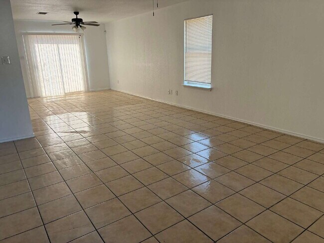 Building Photo - Four Bedroom/ Two and a Half Bed Home Near Brooks City Base