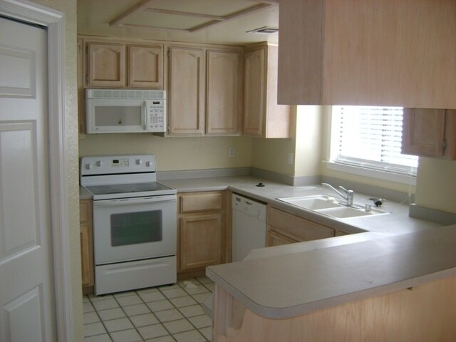 Building Photo - Roseville 3bed/2bath Condo!! www.titanrei.com