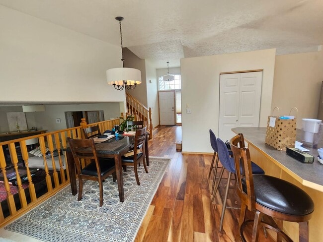 Building Photo - 4 bed/ 3 bath rental with a hot tub!