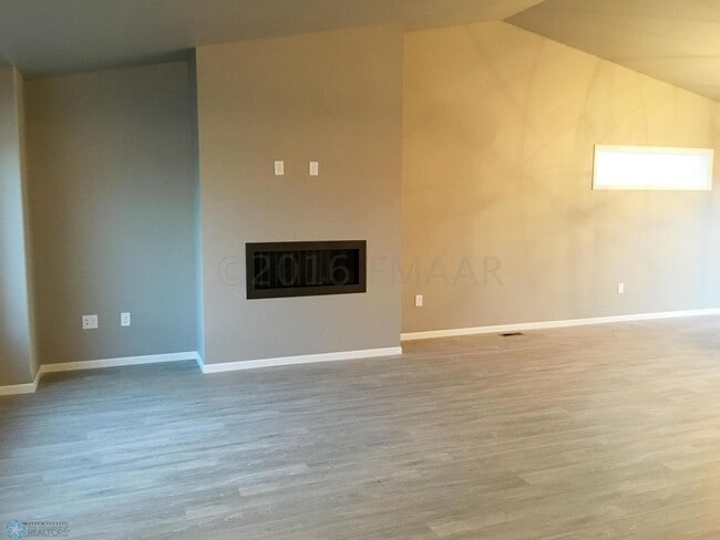 Building Photo - Spacious & Modern 4 Bed 3 Bath Home in Far...