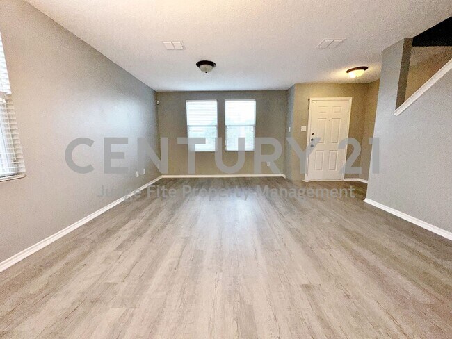 Foto del edificio - Spacious 2-Story 3/2.5/2 Situated on Corne...