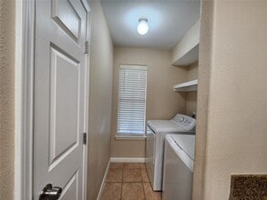 Building Photo - 17401 Red Oak Dr