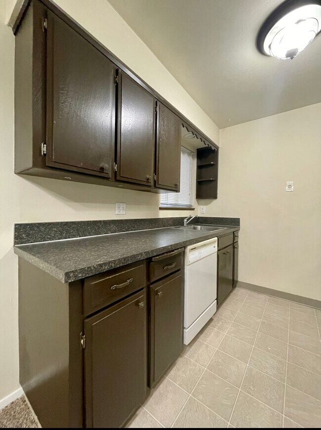 Foto del edificio - Montavilla 1 Bedroom Main Floor Apartment w/ A/C and Off Street Parking~ PETS WELCOME! 95 Walkscore!