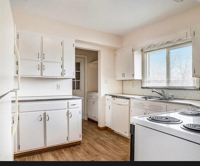 Foto del edificio - 6833 E 950 N