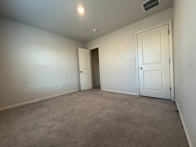 Foto del edificio - 4 Bedroom 2 Bath with fenced yard and 2car garage near River!
