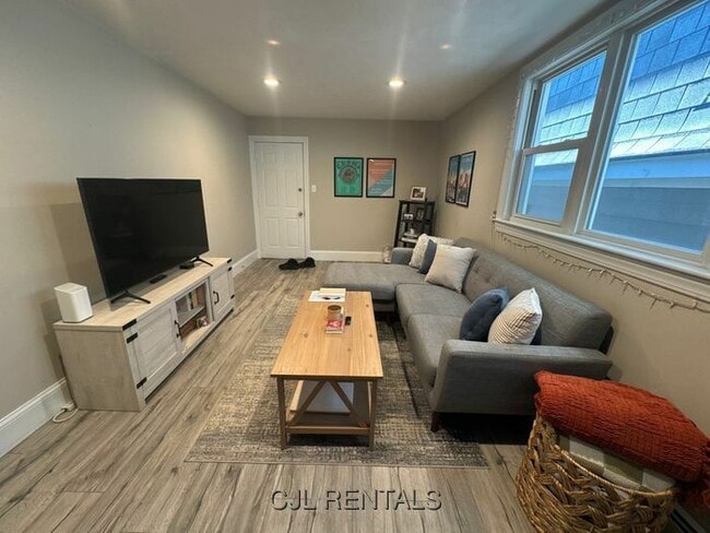 Building Photo - 63 Falcon St