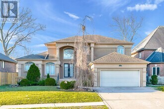 Building Photo - 425 Country Club Dr