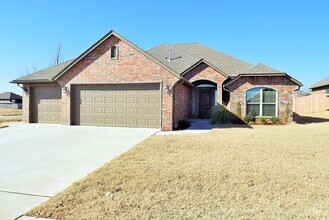 Building Photo - 529 Whispering Oaks Blvd
