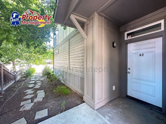 Building Photo - 605 W Pine Ave