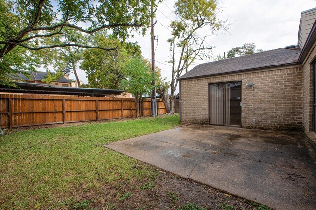 Foto del edificio - 16042 Bear Hill Dr
