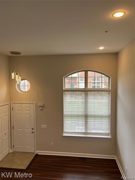 Building Photo - 131 E Bay Dr