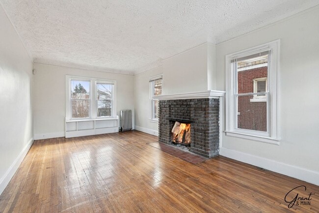 Building Photo - Stunning 3 Bedroom 1 Bath Colonial - Detroit