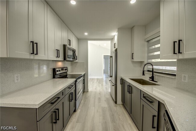 Building Photo - 412 NE 17th Pl