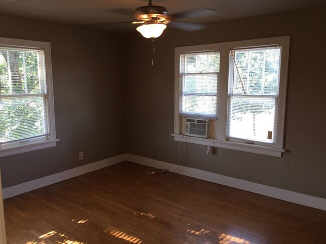 Foto del edificio - 1 bed 1 bath - Near Plaza District!