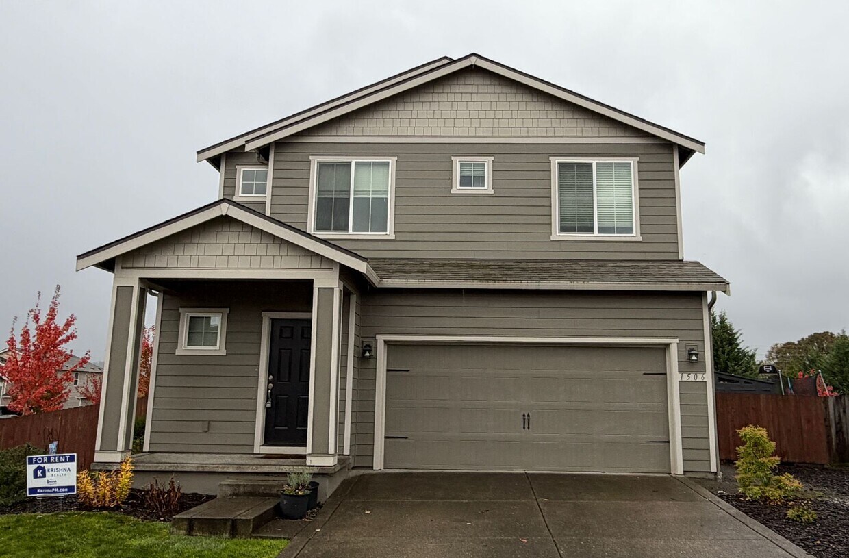 Foto principal - Lovely 5 BD | 3 BA | Loft | Main-Level Sui...