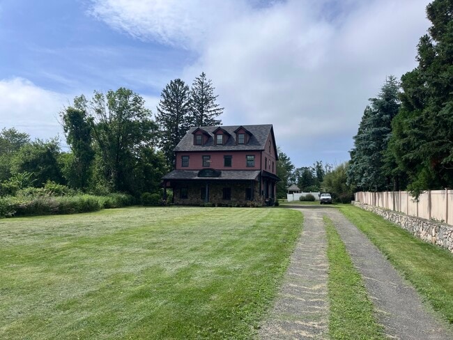 Building Photo - 8 Sunnyview Dr