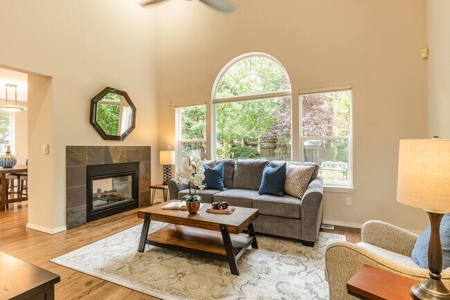Building Photo - 3 Bedroom 2.5 Bath Home in Central District!