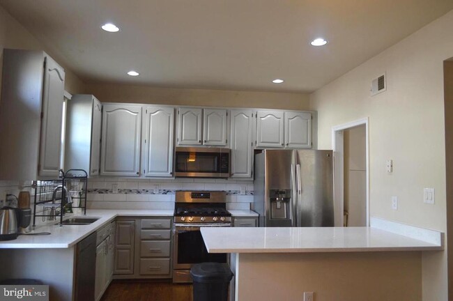 Building Photo - 14608 Stream Pond Dr