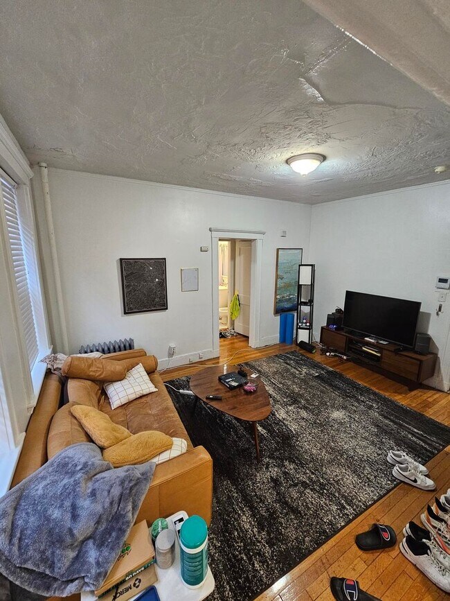 Building Photo - Charming 1 Bedroom