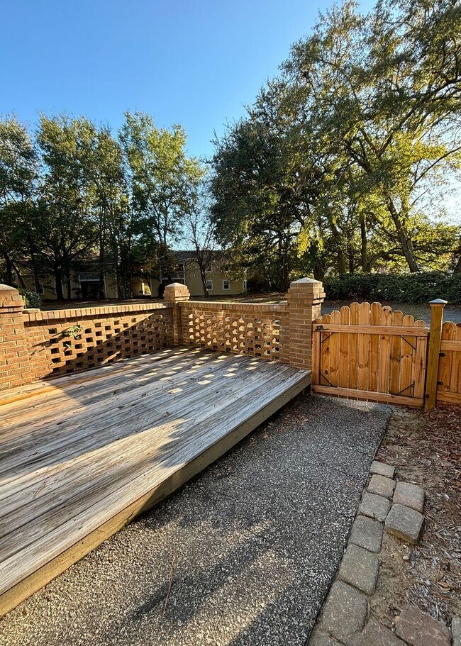 Foto del edificio - Available 1/10. Beautiful 3BR/3 BA Townhome Available in the Heart of Mt Pleasant!