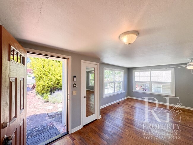 Foto del edificio - Charming 2-Bedroom Home with Renovated Bath, Hardwood Floors & Spacious Fenced Yard